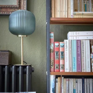 Lampe aus Metall und gerilltem Glas