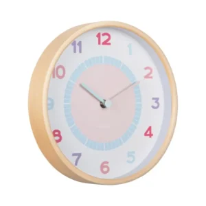 Kinder-Wanduhr mit hellem Holzrahmen, pastellfarbenem Ziffernblatt und Zeigern
