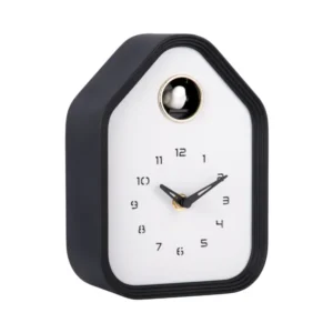 Wanduhr in Hausform mit schwarzer Umrandung, weißem Zifferblatt und Kuckucksauslass