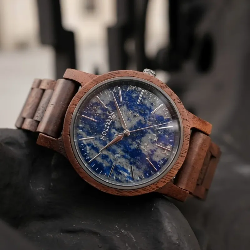 Holzkern Armbanduhr aus Naturholz mit blau gesprenkeltem Zifferblatt und braunem Gliederband