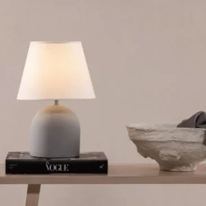 Tischlampe „Stenljus“ – Grau-matter Betonfuß mit weißem Leinen-Lampenschirm