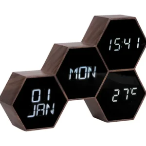 Holzwecker mit drei hexagonalen LED-Displays, dunkelbraun, zeigt Uhrzeit und Datum