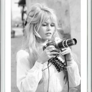 Brookpace Fine Art - Brigitte Bardot Camera-Wandbild-Brookpace Lascelles-Manhattan / Spiegelrahmen-TOJU Interior