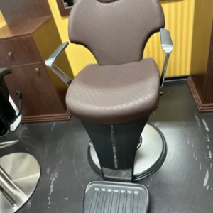 Ausstellungsstück 13 Friseurstuhl– Nur 1 Stück verfügbar
