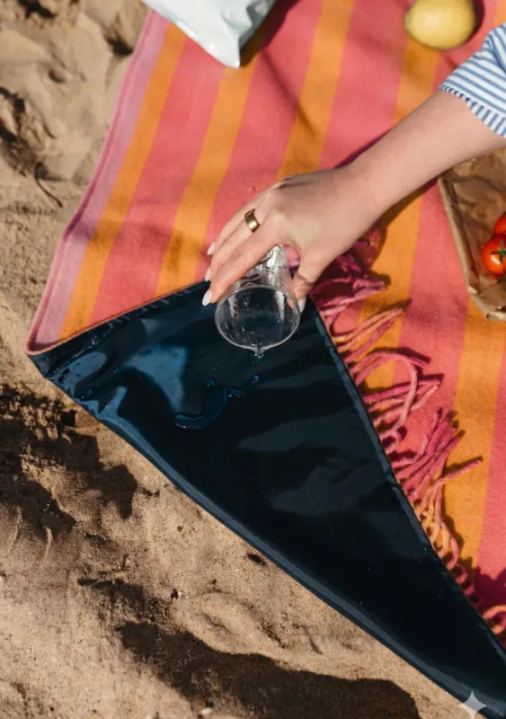Water Resistant Recycled Wool Picnic Blanket in Orange Frame Stripe – Bild 3