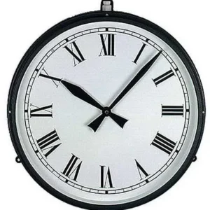 Metall-Wanduhr mit römischen Ziffern, weißem Zifferblatt und schwarzen Zeigern