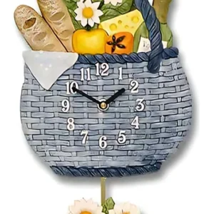 Keramische Wanduhr mit Steinoptik und Blumen-Apfel-Motiv, runde Ziffern und gelben Zeigern.